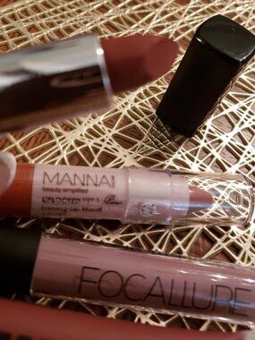 LOT OF (7) NEW Assorted shades of brown COSMETICS LIPSTICKS